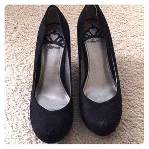 Fergacious - Black Platform Heel